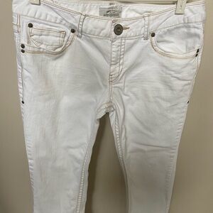 Aeropostale Women's White Jean capris size 11/12 no stains